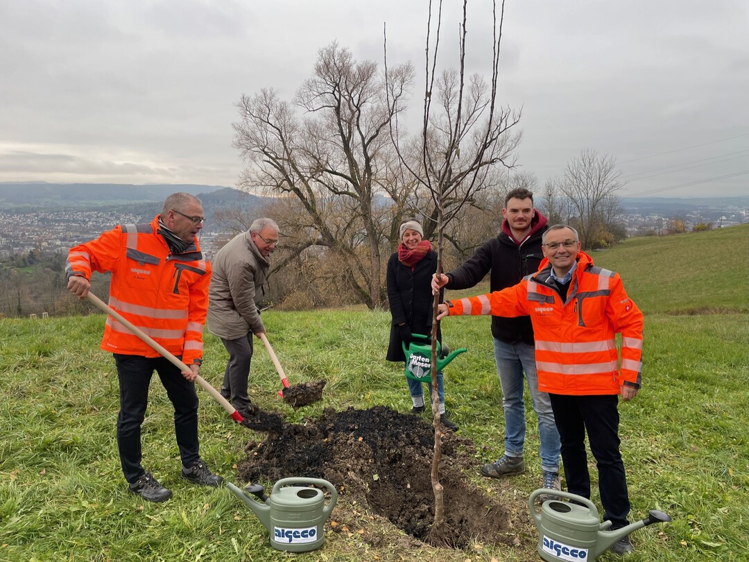 Dietmar Müller (Geschäftsführer Algeco),
Oberbürgermeister Thomas Keck der Stadt Reutlingen,
Dr. Janet Maringer (Flächenagentur BW),
Maximilian Moser (Garten Moser) und
Andreas Blankenhorn (Algeco) pflanzen einen Baum.