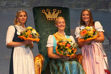 Flankiert von den Apfelprinzessinnen Ines Klotz (l.) und Michaela Herz freut sich Jennifer Kreinacker auf ihr neues Amt als Bodensee-Apfelknigin