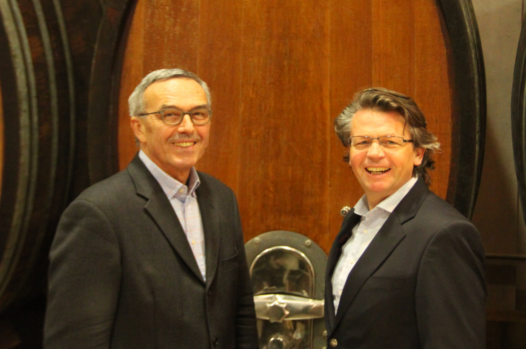 Der alte und der neue Direktor der Staatlichen Lehr- und Versuchsanstalt für Obst- und Weinbau (LVWO) Weinsberg im Holzfasskeller