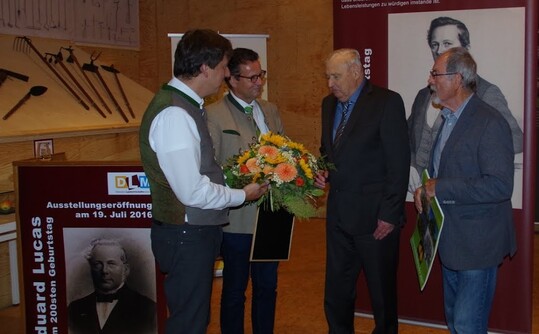 (v.l.) Jrg Geiger und Minister Hauk gratulieren Hans Letul, rechts daneben Dr. Walter Hartmann