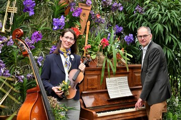 Mainau-Geschftsfhrerin Bettina Grfin Bernadotte und Mainau-Gartendirektor Markus Zeiler erffnen das Mainau-Jahr 2022 auf der Blumeninsel, das traditionell mit der Orchideenschau im Palmenhaus beginnt.