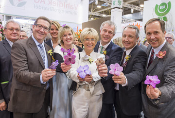 Die Urkunden wurden von Eva Khler-Theuerkauf, Beiratsvorsitzende der IPM ESSEN, und der Deutschen Blumenfee 2015/2016, Alexandra Berchtenbreiter, im Rahmen der offiziellen Erffnung der 34. Internationalen Pflanzenmesse (IPM ESSEN) an die Preistrger bergeben