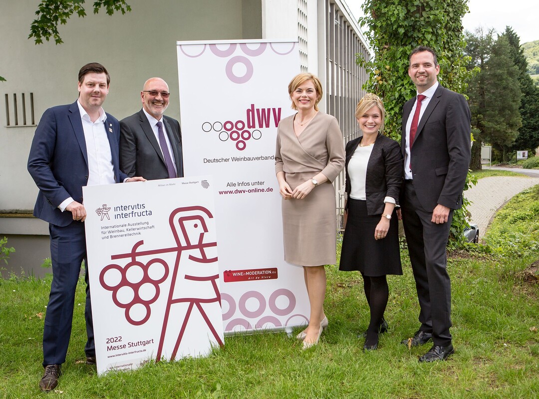 v.l.n.r Sebastian Schmid, Abteilungsleiter Technologie Messe Stuttgart; Klaus Schneider, Präsident Deutscher Weinbauverband; Julia Klöckner, Bundesministerin für Ernährung und Landwirtschaft; Carolin Klöckner, Deutsche Weinkönigin; Christian Schwörer, Generalsekretär Deutscher Weinbauverband.