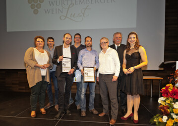 Jetzt auch mit offizieller Auszeichnung, die Jungwinzerpreistrger 2015 (von links): Larissa Benz, Ludwig Berthold, Marcel Idler, Florian Halter, Silas Holzapfel, Rebe & Wein-Redakteurin Regina Klein, Weinbauprsident Hermann Hohl und die Wrttembergische Weinknigin Mara Walz. Auf dem Foto fehlt Daniel Bauer von der Vin Harmonie.