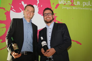 Die Jungwinzerpreise des Weinbauverbandes Wrttemberg und der Zeitschrift Rebe & Wein gingen diesmal an Fabian Rajtschan (links, 1. Platz) und Alexander Link (2. Platz)