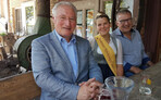 Gute Stimmung bei der Saisoneröffnung v.l.: August Schuler (MdL CDU) ) mit der Bodensee-Apfelkönigin Julia Heimgartner und Wilhelm Kessler, Mosterei Keßler.