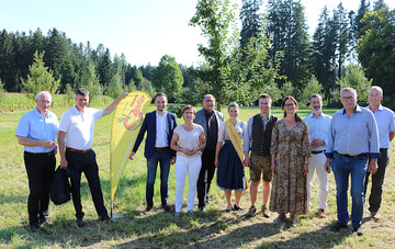  Gruppenbild mit Polit-Prominenz: Vertreter von Politik und Verbnden informierten sich ber die Obsternte 2021 und die Saftherstellung bei Familie Kessler in Horgenzell im Landkreis Ravensburg. Nach einer Betriebsbesichtigung der Besenwirtschaft und der Mosterei ging es auf eine Besichtigungstour in die Obst- und Beerenanlagen. 