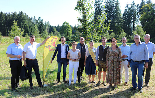    Gruppenbild mit Polit-Prominenz: Vertreter von Politik und Verbnden informierten sich ber die Obsternte 2021 und die Saftherstellung bei Familie Kessler in Horgenzell im Landkreis Ravensburg. Nach einer Betriebsbesichtigung der Besenwirtschaft und der Mosterei ging es auf eine Besichtigungstour in die Obst- und Beerenanlagen.  