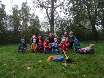 Kinder und Betreuer nach der Pflanzaktion