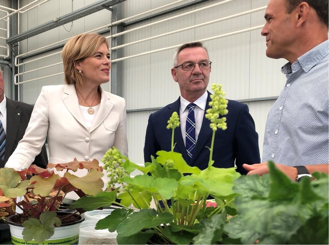 Bundesministerin Julia Klöckner im Gespräch mit ZVG-Präsident Jürgen Mertz und Andreas Kientzler (v.l.n.r.) beim Besuch der Gärtnerei Kientzler