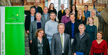 Die Preistrger mit Umwelt- und Naturschutzminister Franz Untersteller (vorne, 2.v.l.)