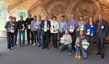 Gewinner der der sensorischen Produktprmierung beim Streuobsttag Baden-Wrttemberg mit Dr. Konrad Rhl (r.) vom Ministerium fr Lndlichen Raum und Verbraucherschutz Baden-Wrttemberg