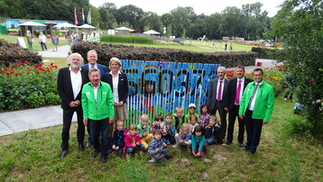 Kinder des Rosengarten-Kindergartens in hringen haben Limes-Stelen bemalt darauf die bis Donnerstag erreichte Besucherzahl festgehalten: 560 372.