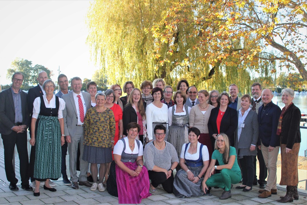 Strahlende Gesichter an einem sonnigen Herbstnachmittag: 21 Prüflinge konnten ihr Zertifikat am 16. Oktober in Lindau entgegen nehmen