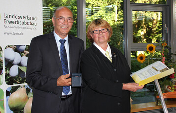 Ehrung: LOGL-Vize-Prsidentin Sigrid Erhardt zeichnte Franz Josef Mller mit der LOGL-Ehrenmedaille aus.