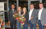 Blumen vom Vorstand gab es für Kathrin Walter (Mitte), LVEO-Geschäftsführerin und Assistentin Annika Bernhard. Links im Bild LVEO-Präsident Franz Josef Müller, rechts die beiden Vize-Präsidenten Walter Söllner (2.v.r.) und Hartwig Roth.