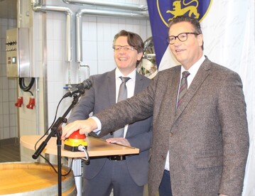 Dr. Dieter Blankenhorn, Direktor der LVWO, und Peter Hauk, baden-wrttembergischer Landwirtschaftsminister, drcken gemeinsam den Startknopf.