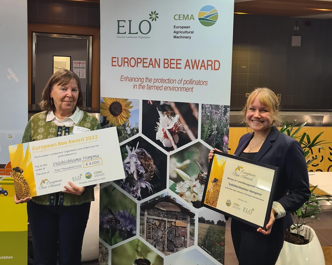 Kornelia Marzini (links) und Dr. Elena Krimmer von der LWG haben den diesjhrigen European Bee Award vom Verband der europischen Landbesitzer (European Landowners` Organisation, kurz ELO) entgegengenommen.