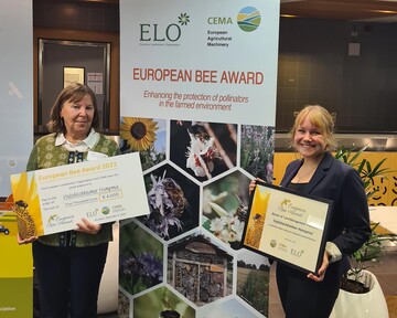 Kornelia Marzini (links) und Dr. Elena Krimmer von der LWG haben den diesjhrigen European Bee Award vom Verband der europischen Landbesitzer (European Landowners` Organisation, kurz ELO) entgegengenommen.