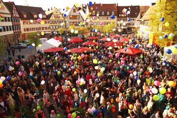 In hringen startete mit tausend Luftballons der Countdown fr die 26. Landesgartenschau in Baden-Wrttemberg