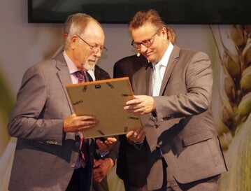 Landwirtschaftsminister Hauk (r.) berreicht Dr. Hartmann die Urkunde