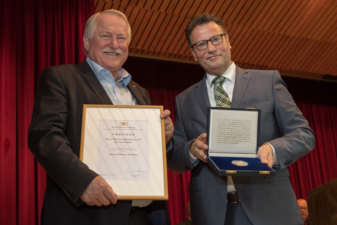 Landwirtschaftsminister Hauk verleiht als besondere Auszeichnung die Gerhard Weiser-Medaille an Joachim Hauck (l.)
