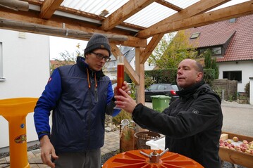 Urs Renninger aus Ditzingen (links) wurde fr sein Streuobstwiesen-Naturcidre-Projekt ausgezeichnet; rechts im Bild der Pomologe Matthias Braun aus Hemmingen