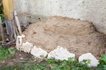 Sandhaufen mit Steineinfassung fr Wildbienen