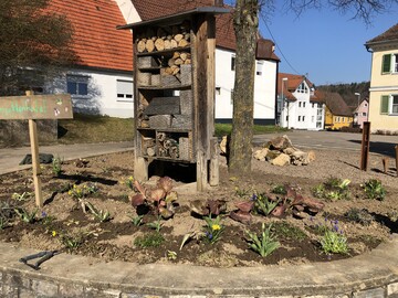 Grundschule Kleiner Einstein: Das groe Wildbienenhotel ist ein wichtiger Baustein der neu geschaffenen Lebensrume im Schulgarten der Schule.