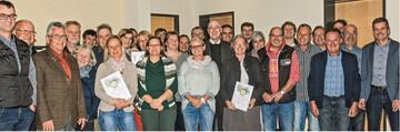 Die neuen Obst- und Gartenfachwarte mit Landrat Dr. Wolf-Rdiger Michel (Mitte ), Berater Peter Keller (rechts) und dem Vorsitzenden der Baum- und Fachwartvereinigung Jrgen Leichtle (links).