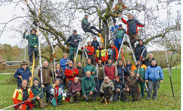 Die Teilnehmer des Obstbaumpflegerkurses 2019. Partner der diesjhrigen Ausbildung waren das Landratsamt Biberach mit der OGAB und Kreisfachberater Alexander Ego sowie ein Team des Kreisverbands der Obst- und Gartenbauvereine Biberach e.V. mit ihrem Vorsitzenden Otto Deeng.