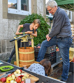Die Begeisterung der Kinder beim Apfelsaftpressen war groß. .