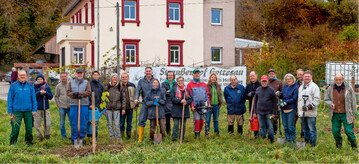 Gruppenbild der vielen fleiigen Helfer vor dem Strauenhof Gottesau.