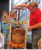 Die Kinder lernen Lebensmittel mit allen Sinnen wahrzunehmen und zu genießen. Hierzu hat der OGV Jöhlingen in Kooperation mit der Grundschule Jöhlingen gerne beigetragen..