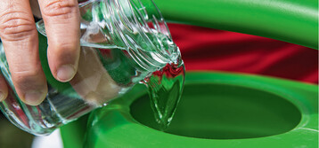 Nachdem einige Globuli in einem Glas Wasser aufgelst und gut geschttelt wurden, kann man diese Lsung ins Giewasser geben