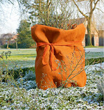 Winterschutz: Rosen werden mit Vlies oder Jutesäcken eingewickelt. So lassen sich Spannungsrisse in der Rinde durch extreme Temperaturschwankungen vermeiden.