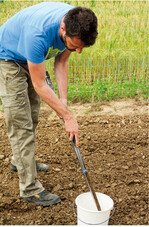 Die Entnahme der Bodenprobe geht am besten mit einem Bohrstock