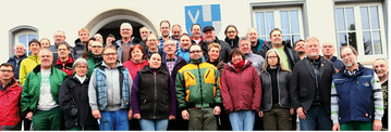 Gruppenbild der frischgebackenen LOGL-Geprften Obst- und Gartenfachwarte mit ihren Ausbildern vor dem Rathaus in Jungingen.