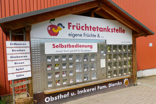  Sehr ergonomisch: Bei der FruchtBar der Familie Hausschildt knnen die Kunden die integrierte Bank zum Abstellen von Kisten und Krben nutzen 