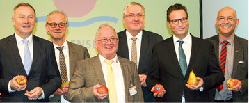 (v.l.) KOB-Geschftsfhrer Dr. Manfred Bchele, Klima-Referent Dr. Matthias Grgens/York, Obstregions-Vorsitzender Helmut Jger, BOG-Vorsitzender Jens Stechmann, Landwirtschafsminister Peter Hauk, LVEO-Prsident Franz Josef Mller