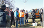 Schnitttechniken an älteren Bäumen sowie den Pflanzschnitt an der frischgepflanzten Knausbirne demonstrierte Roland Geray (Bildmitte), Sprecher der Fachwarte im Landkreis Esslingen