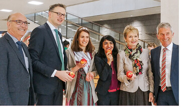 Das Bild zeigt (v. l.) LVEO-Prsident Franz Josef Mller, Andreas Schwarz (MdL, Grne), Apfelprinzessin Ann-Kathrin Kolb, Landtagsprsidentin Muhterem Aras, Staatssekretrin Friedlinde Gurr-Hirsch und Obstregions-Geschftsfhrer Dietmar Bahler.