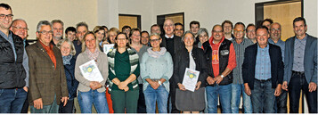 Die neuen Obst- und Gartenfachwarte mit Landrat Dr. Wolf-Rdiger Michel (Mitte ), Kreisfachberater Peter Keller (rechts), dem Vorsitzenden der Baum- und Fachwartvereinigung Jrgen Leichtle (links), den KV-Vorsitzenden Gnter Schall (2. v.l.) und Hermann Erath (3. v.l).