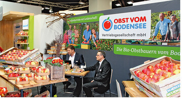 Knackige pfel am Baden-Wrttemberg-Stand bei der Obst vom Bodensee Vertriebsgesellschaft GmbH; links im Bild der Stand von kobo (kologisches Bodenseeobst).