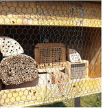 Ergänzend zu Honigbienen können Nisthilfen für Mauerbienen aufgestellt werden. Wichtig ist eine Ausrichtung nach Südosten sowie der Schutz gegen Vögel, der mit einem engmaschigen Drahtgeflecht sichergestellt wird.