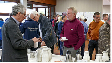 Links: In den Kaffepausen fand reger Austausch statt: die Organisatoren Dr. Franz Rue/LVWO (l.) und Rolf Heinzelmann/LOGL (r.) im Gesprch