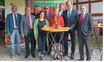 Gste beim Saisonstart: (v.l.) Wendelin Obrecht, OGM; Thomas Krechtler, Brgermeister Lautenbach; die Erdbeererzeuger Martin und Angelika Ziegler; Franz Josef Mller, LVEO-Prsident; Staatssekretrin Friedlinde Gurr-Hirsch; Holger Schtz, Landratsamt Ortenaukreis; Matthias Braun, OB Oberkirch; Marcelino Exposito, OGM.