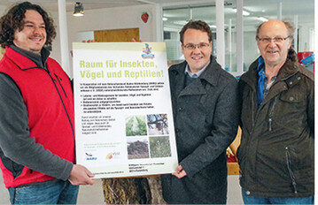 Das Schild, das die Umsetzung der durch den NABU vorgeschlagenen Manahmen zeigt, bergibt Simon Schumacher an Joachim Arnegger (l.). Willi Mayer (r.), NABU-Ortsgruppe Ravensburg, hat den Landwirt beraten.
