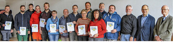 Die 12 neuen LOGL-Geprften Obst- und Gartenfachwarte bei der Urkundenbergabe nach der praktischen Prfung.