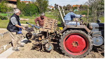 Mit vereinten Krften werden die Kartoffeln gemeinsam gelegt: (v.l.) Dieter Heitlinger, Josef Kuhmann und Karlheinz Kaltenmaier